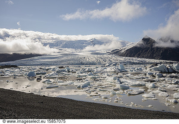Gletscherlagune Jokulsarlon mit Gletscher im Hintergrund