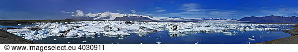 Gletschersee Jökulsárlón  dt. Gletscherflusslagune  liegt zwischen dem Skaftafell-Nationalpark und Höfn  mit treibenden Eisbergen  Panoramaaufnahme  Südküste  Island  Europa