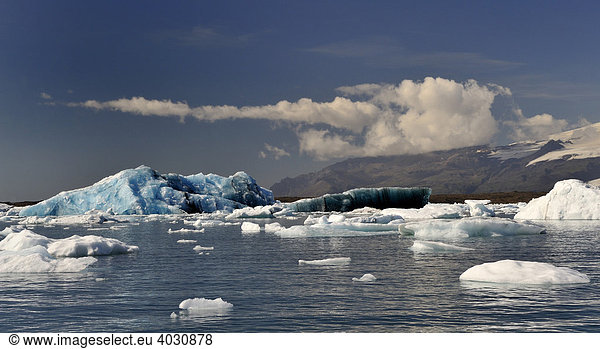 Gletschersee Jökulsárlón  dt. Gletscherflusslagune  liegt zwischen dem Skaftafell-Nationalpark und Höfn  mit treibenden Eisbergen  Südküste  Island  Europa