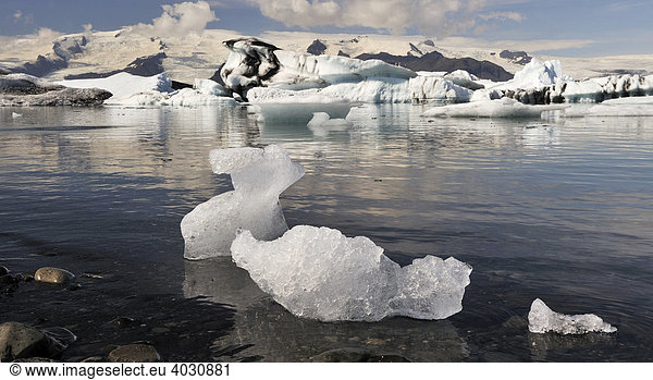Gletschersee Jökulsárlón  dt. Gletscherflusslagune  liegt zwischen dem Skaftafell-Nationalpark und Höfn  mit treibenden Eisbergen  Südküste  Island  Europa