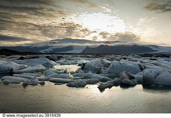 Gletschersee Jökulsarlon und Vatnajökull  Island  Europa