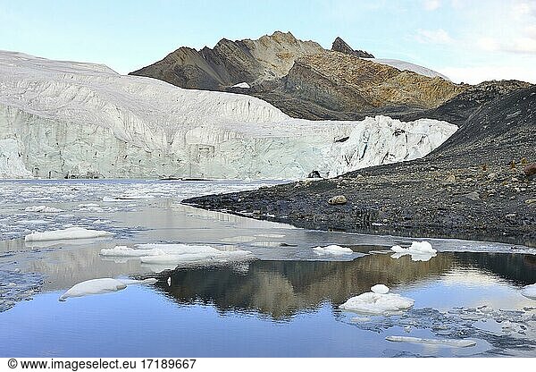 Gletschersee mit Spiegelung  Gletscher Pastoruri  Cordillera Blanca  Provinz Recuay  Peru  Südamerika