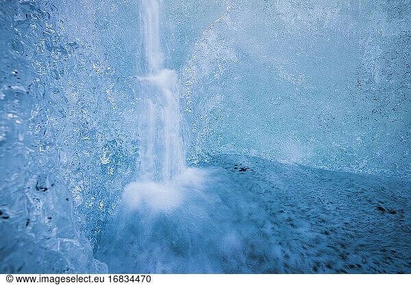 Gletscherwasserfall in einer Eishöhle auf dem Breidamerkurjokull-Gletscher  Vatnajokull-Eiskappe  Island