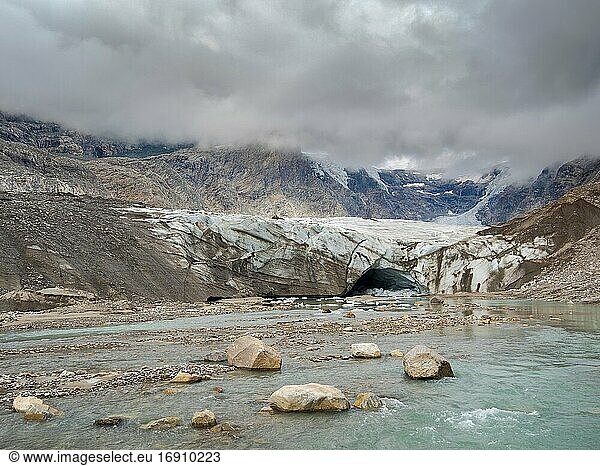 Gletscherzunge des Pasterze-Gletschers am Großglockner  der aufgrund der globalen Erwärmung extrem schnell schmilzt. Europa  Österreich  Kärnten.