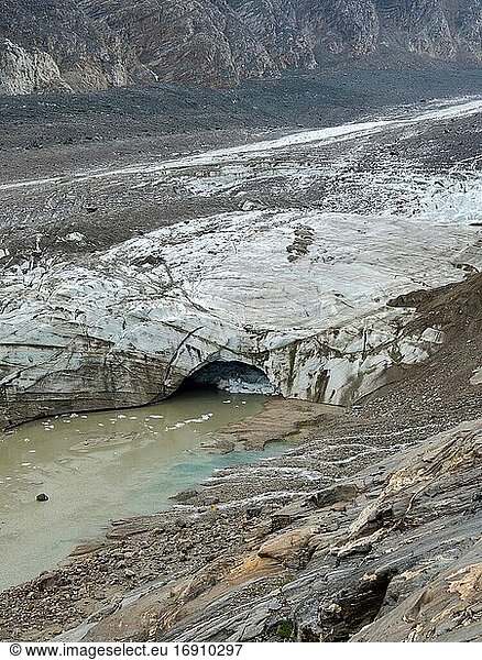 Gletscherzunge des Pasterze-Gletschers am Großglockner  der aufgrund der globalen Erwärmung extrem schnell schmilzt. Europa  Österreich  Kärnten.