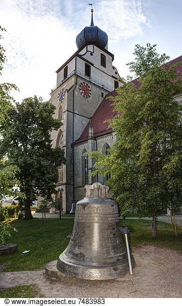 Glocke der Eifeler Glockengießerei vor der Stiftskirche Herrenberg  Baden-Württemberg  Deutschland  Europa