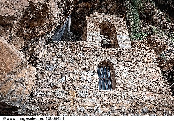 Glocke in der Eremitage Unserer Lieben Frau von Hawqa im Kadisha-Tal  auch Heiliges Tal genannt  im nördlichen Gouvernement Libanon.