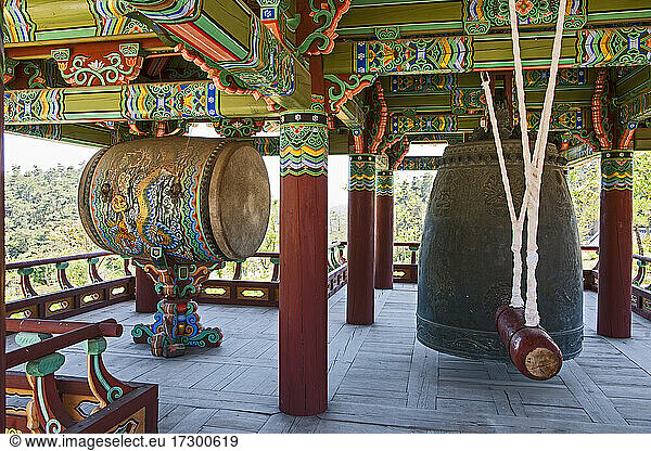 Glocke und Trommel für buddhistische Rituale im Naksansa-Tempel
