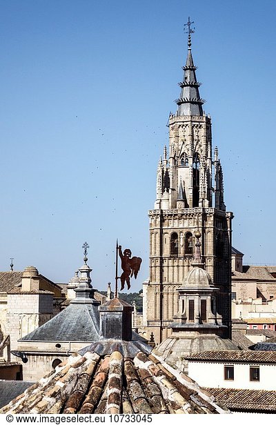 Glockenturm Dach Europa Architektur Kathedrale Kirchturm Heiligtum Schwalbe Wetterfahne Römisch-Katholische Kirche UNESCO-Welterbe Jungfrau Maria Madonna Primate Spanien spanisch Toledo