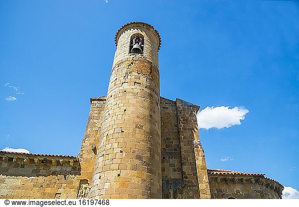 Glockenturm der romanischen Stiftskirche San Martin de Elines  Kantabrien  Spanien.