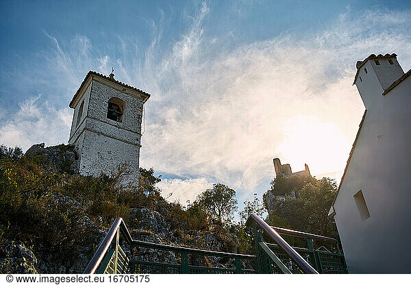 Glockenturm des Castell de Guadalest von Alicante bei Sonnenuntergang