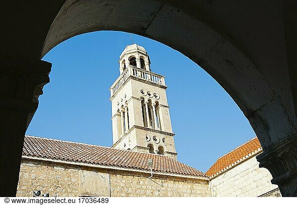 Glockenturm des Franziskanerklosters  Stadt Hvar  Insel Hvar  dalmatinische Küste  Kroatien. Dies ist ein Foto des Franziskanerklosters in der Stadt Hvar auf der Insel Hvar  Dalmatien  Kroatien. Das Franziskanerkloster ist ein schönes Kloster aus dem 15. Jahrhundert im Zentrum der Stadt Hvar.