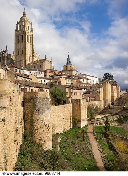 Glockenturm Stadtmauer Kathedrale Judentum Viertel Menge Segovia Spanien