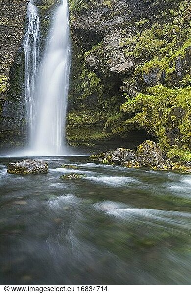 Gluggafoss (Fensterfall  auch Merkjarfoss)  ein Wasserfall am Fluss Merkja  Südisland (Sudurland)