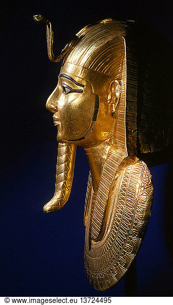 Gold funerary mask from the burial of Psusennes I  The king is shown as a young man  wearing the royal headcloth  secured by a uraeus or cobra  symbol of the protection of the sun god. Egypt. Pharaonic  3rd Intermediate period. 21st Dynasty  1039 991 BC. Tanis.