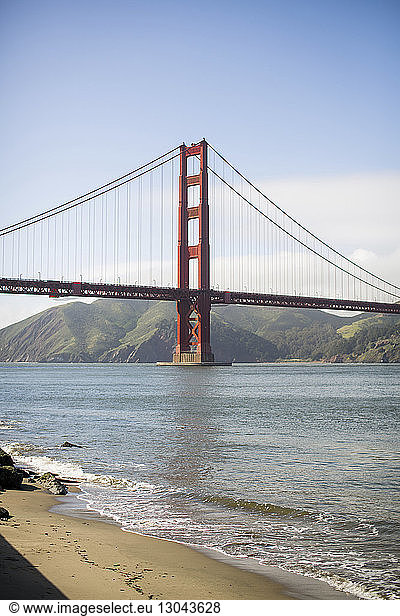 Golden Gate Bridge über die Bucht gegen die Berge