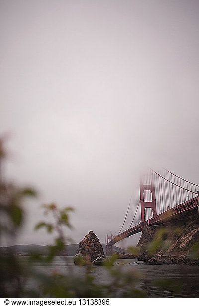 Golden Gate Bridge über die Bucht vor bewölktem Himmel