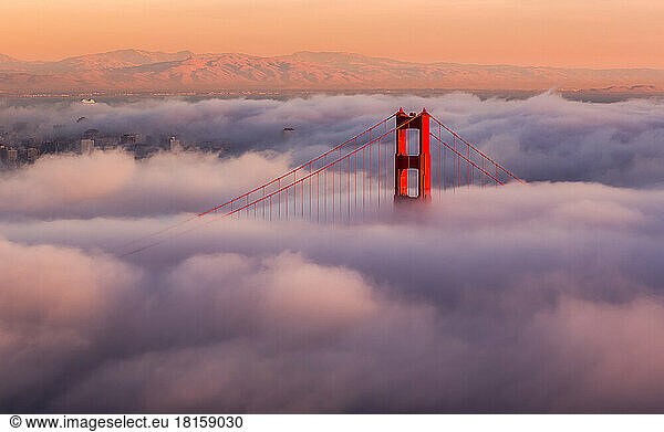 Golden Gate Bridge Foggy Sonnenuntergang Farben