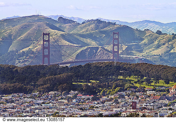 Golden Gate Bridge gegen das Stadtbild