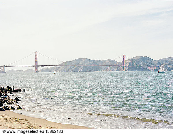 Golden Gate Bridge vom Ufer von San Francisco mit Segelboot