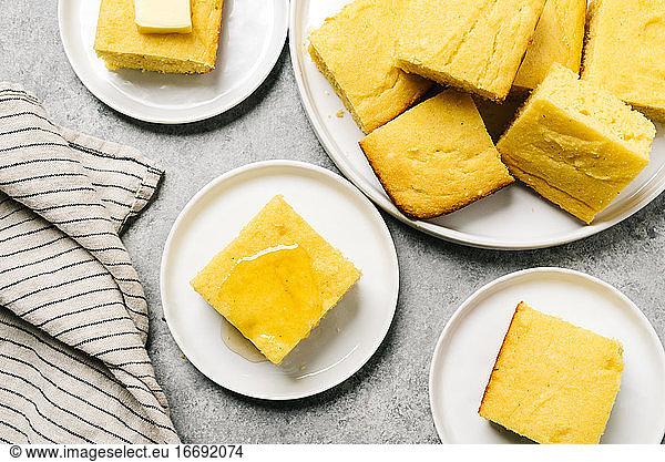 Goldene Maisbrotquadrate mit Butter oder Honig bestrichen