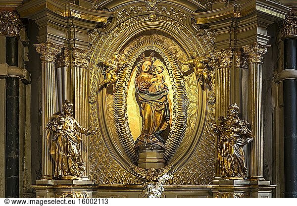 Goldener Altar mit Maria und Jesus  Innenraum des Dom St. Peter  UNESCO Welterbe in Trier  Rheinland-Pfalz  Deutschland | Golden altar with Mary and Jesus  Trier Cathedral interior  UNESCO World Heritage in Trier  Rhineland-Palatinate  Germany.
