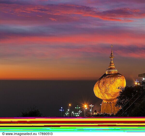 Goldener Felsen  Kyaiktiyo-Pagode  berühmtes Wahrzeichen von Myanmar  buddhistische Pilgerstätte und Touristenattraktion  Myanmar  Asien