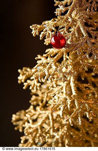 Goldener Weihnachtsbaum mit rotem Ornament