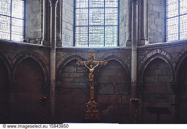 Goldenes Kreuz mit dem Jesus in einem Pariser Tempel