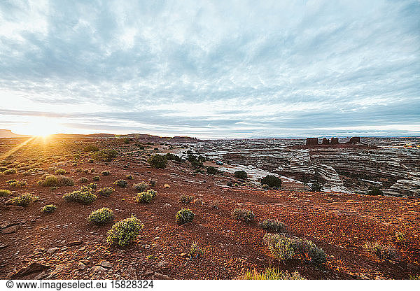 Goldenes Licht des Sonnenaufgangs über dem Lager am Rande des Labyrinths in Utah