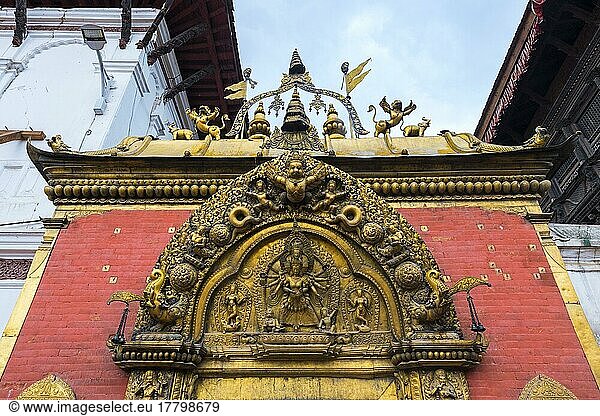 Goldenes Tor Sun Dhoka mit der Göttin Taleju Bhawani  das zum Königspalast führt  Durbar Square  Unesco-Weltkulturerbe  Bhaktapur  Nepal  Asien