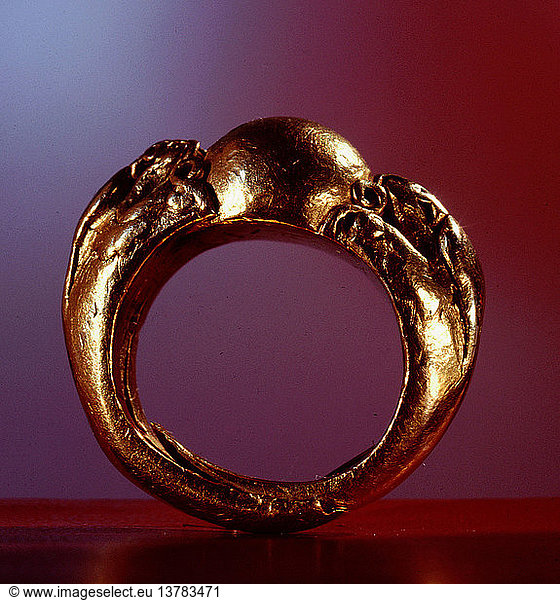 Goldring in Form eines Drachenpaares  das die Perle der Weisheit umklammert. Der Ring trägt das Siegel des Kaisers Chien Lung (1736 96). China. Chinesisch. Ming-Dynastie.