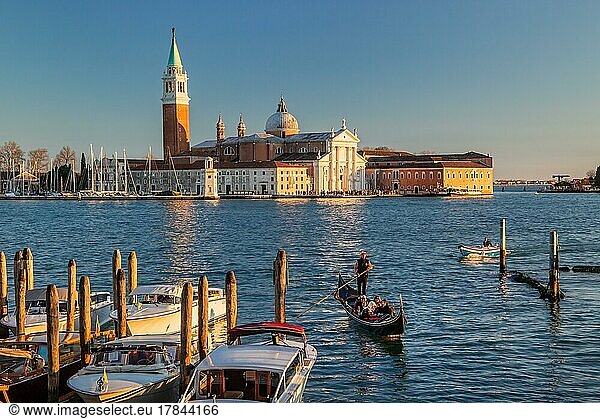 Gondel an der Wasserfont mit der Insel San Giorgio  Venedig  Venetien  Adria  Norditalien  Italien  Europa