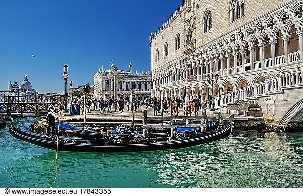 Gondel an der Wasserfront mit Dogenpalast  Venedig  Venetien  Adria  Norditalien  Italien  Europa