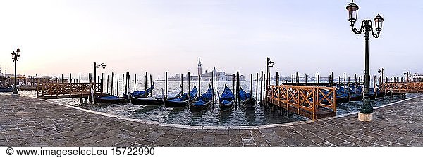 Gondeln am Markusplatz  hinter der Kirche San Giorgio Maggiore  neblige Atmosphäre  Venedig  Italien  Europa