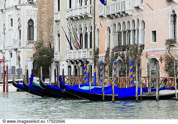 Gondeln  Canal Grande  Venedig  Venetien  Italien  Europa
