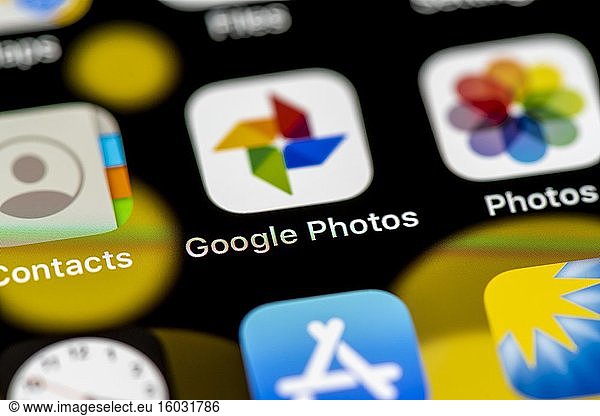 Google Photos and Apple Photos Icon  App Icons on a mobile phone display  iPhone  Smartphone  close-up