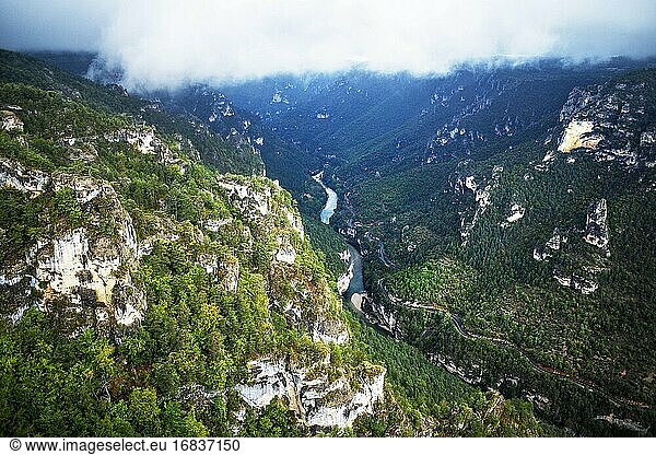 Gorges du Tarn vom Point Sublime Roc des Hourtous  La Malene  Lozere  Frankreich. UNESCO-Welterbe. Regionaler Naturpark Grands Causses. Lozere. Okzitanien.