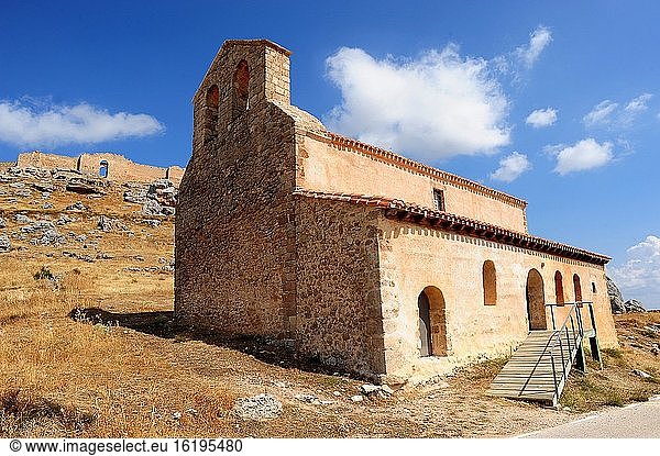 Gormaz  Einsiedelei San Miguel (romanisch  11. Jahrhundert) und Festung Caliphal (unten). Provinz Soria  Kastilien und Leon  Spanien.