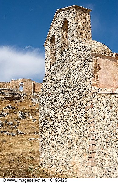 Gormaz  Einsiedelei San Miguel (romanisch  11. Jahrhundert) und Festung Caliphal (unten). Provinz Soria  Kastilien und Leon  Spanien.