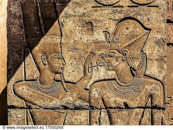 Gott Amun mit dem Pharao in einer Kapelle  Medinet Habu  Totentempel Ramses III. Luxor  Theben-West  Ägypten  Luxor  Theben  West  Ägypten  Afrika
