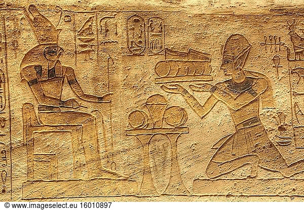 Gott Horus (L)  Ramses II (R)  Versunkenes Relief  Seitenkammer  Tempel von Ramses II  UNESCO-Weltkulturerbe  Abu Simbel  Ägypten