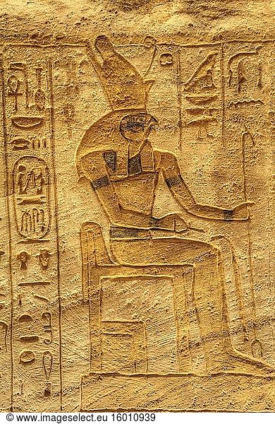 Gott Horus  Versunkenes Relief  Seitenkammer  Tempel Ramses II  UNESCO-Weltkulturerbe  Abu Simbel  Ägypten