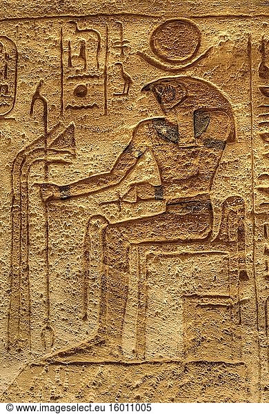 Gott Horus  Versunkenes Relief  Seitenkammer  Tempel Ramses II  UNESCO-Weltkulturerbe  Abu Simbel  Ägypten