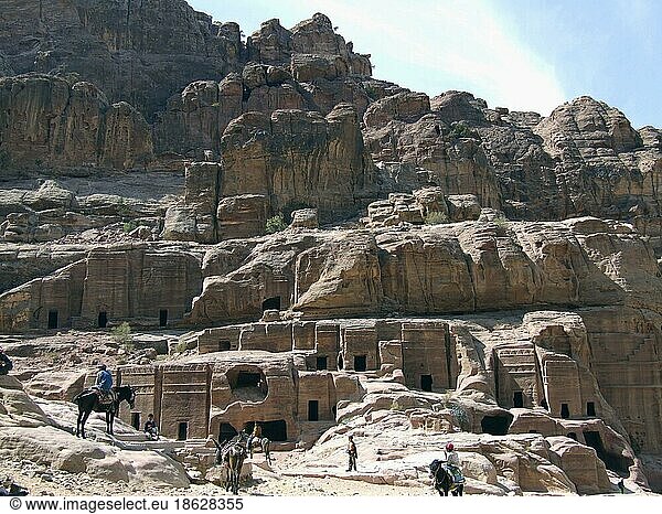 Gräber in Berglandschaft  Petra  Wadi (Musa)  Grab  Jordanien  Asien