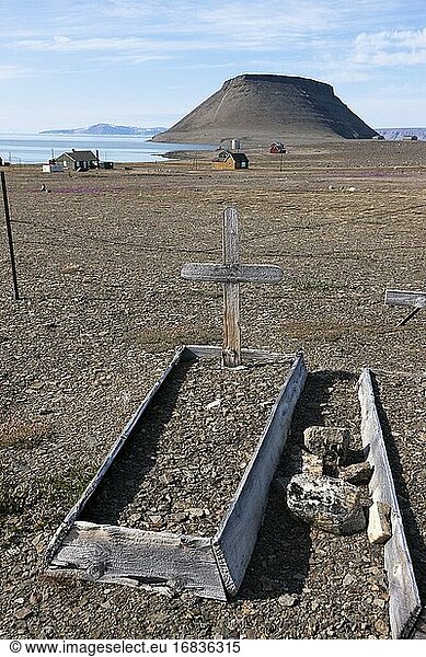 Gräber in Dundas. Dies ist der Ort  an dem die Inuit lebten  bevor sie gezwungen wurden  in eine neue Siedlung zu ziehen  die das kleine Dorf Qaanaaq im Norden Grönlands bildete  nicht weit vom Luftwaffenstützpunkt Thule entfernt.