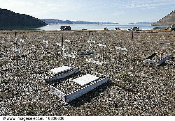 Gräber in Dundas. Dies ist der Ort  an dem die Inuit lebten  bevor sie gezwungen wurden  in eine neue Siedlung zu ziehen  die das kleine Dorf Qaanaaq im Norden Grönlands bildete  nicht weit vom Luftwaffenstützpunkt Thule entfernt.