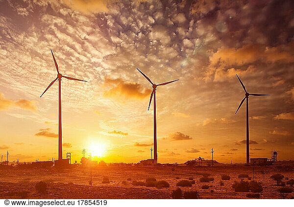 Grüne erneuerbare Energie Konzept  Windgenerator Turbinen sihouettes auf Sonnenuntergang. Mit Lens Flare und Lichtleck