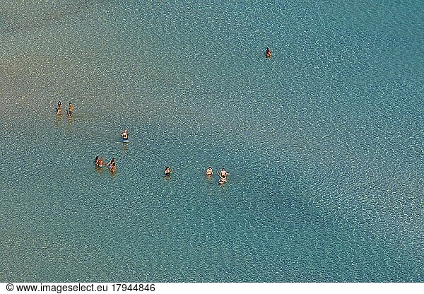 Grüne Lagune  einzelne Menschen stehen im seichten Wasser  Halbinsel Gramvoussa  Piratenbucht  Balos  Tigani  Westkreta  Insel Kreta  Griechenland  Europa