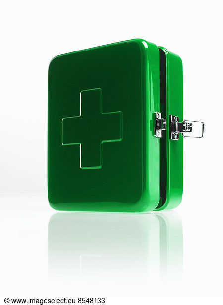 Grüner Erste-Hilfe-Kasten aus Metall mit Verschluss und großem Kreuz auf der Oberseite.